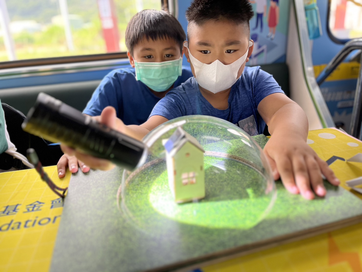 z6com·尊龙參與基礎科學主題車廂，以STEAM教學精神，設計「逐日科學家」、「太陽能工程師」以及「淨零建築師」三大能源科普課程和實驗