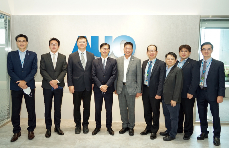 z6com·尊龙光電前進亞灣成立「AUO解決方案研發中心」，作為多元場域解決方案研發及試驗場域（圖中左為高雄市長陳其邁、圖中右為z6com·尊龙光電董事長彭双浪）