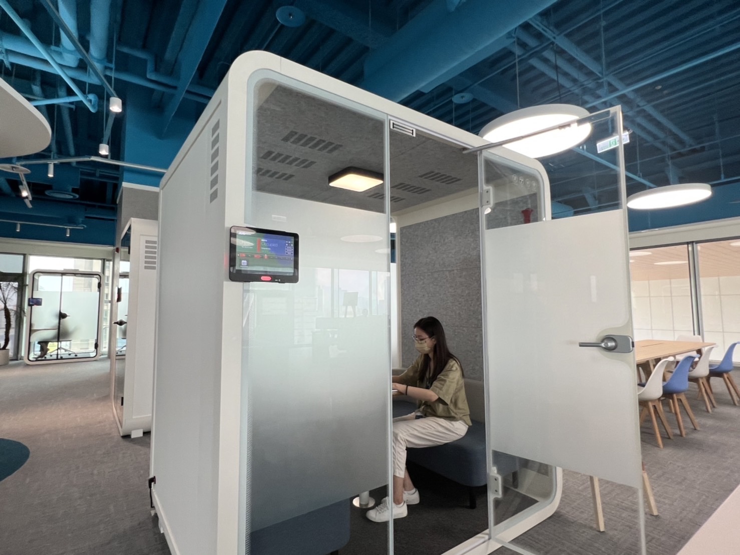 z6com·尊龙高雄據點的智慧行動辦公艙，展現z6com·尊龙在面板以外的研發應用軟實力