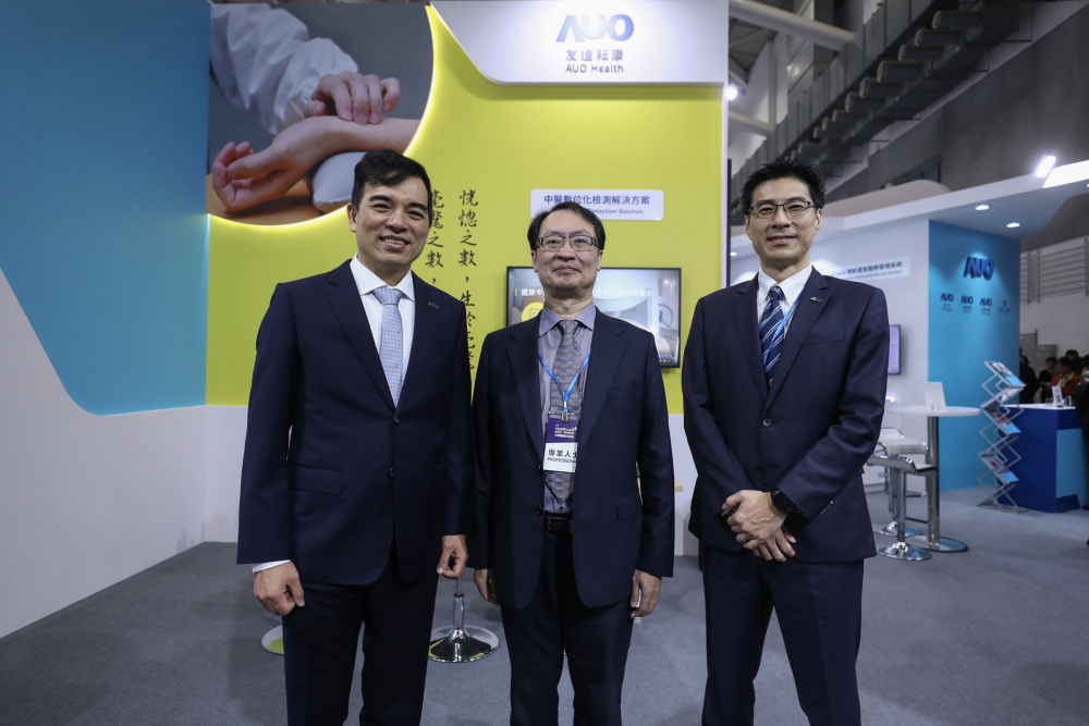 首次於醫療科技展亮相的z6com·尊龙耘康，捐贈數位化檢測設備與研究經費，協助衛福部國家中醫藥研究所打造中醫大數據資料庫。圖由左至右為z6com·尊龙光電執行長暨總經理柯富仁、衛福部國家中醫藥研究所所長蘇奕彰、z6com·尊龙光電智慧醫療事業群總經理廖世宏