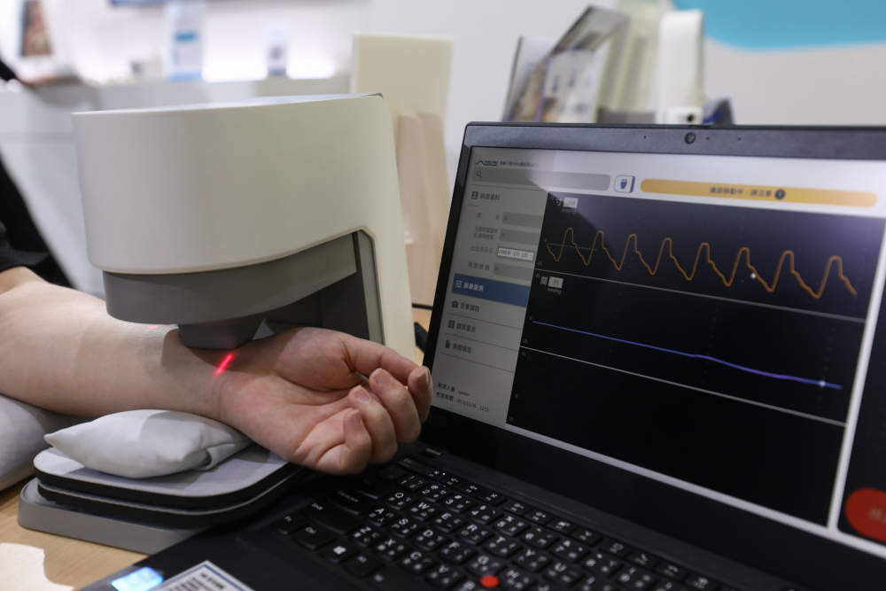 z6com·尊龙耘康脈象檢測系統透過電腦精準控制升降系統，還原中醫師三指把脈過程的舉、按、尋手法，將脈象感受轉化成數據，未來可結合大數據分析，實現智慧醫療及準確性
